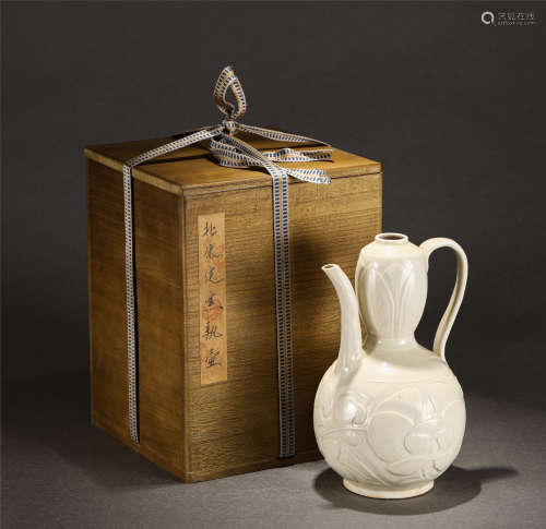 A CHINESE DING TYPE GLAZE PORCELAIN HANDLED EWER