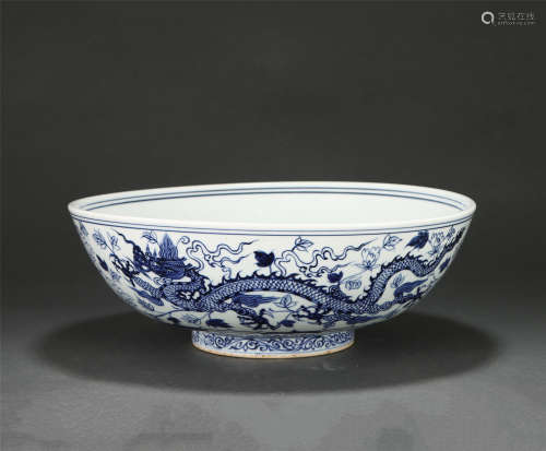 A CHINESE BLUE AND WHITE PORCELAIN FLOWERS BOWL