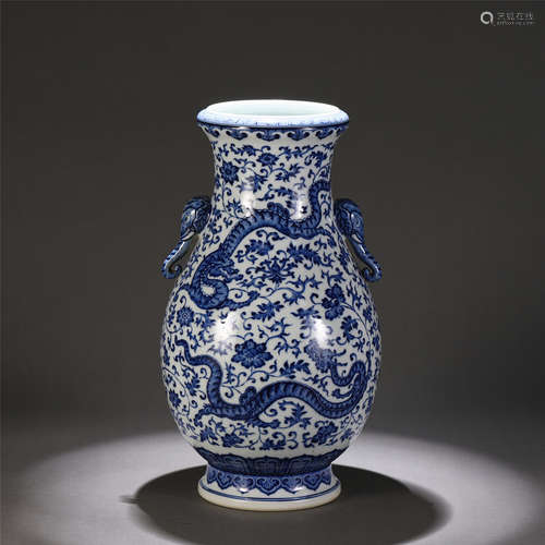 A CHINESE BLUE AND WHITE PORCELAIN VASE