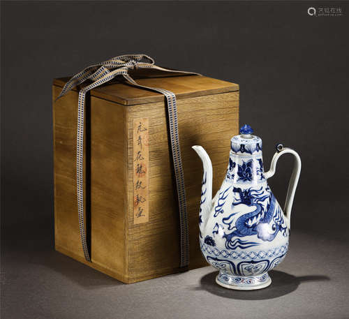 A CHINESE BLUE AND WHITE PORCELAIN HANDLED EWER