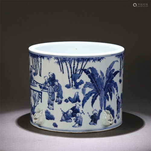 A CHINESE BLUE AND WHITE PORCELAIN BRUSH POT