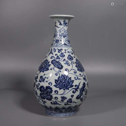 A BLUE AND WHITE INTERLOCKING LOTUS PEAR-SHAPED VASE