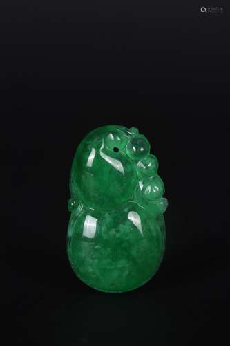 A MOTTLED JADEITE DOUBLE-GOURD PENDANT