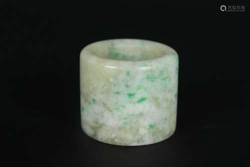 A MOTTLED JADEITE THUMB RING