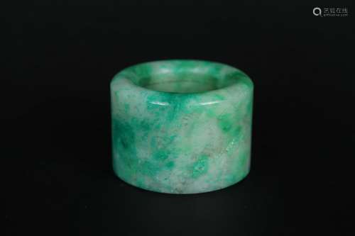 A MOTTLED JADEITE THUMB RING