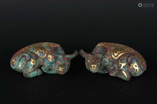 A PAIR OF GOLD AND SILVER INLAYING BULLS