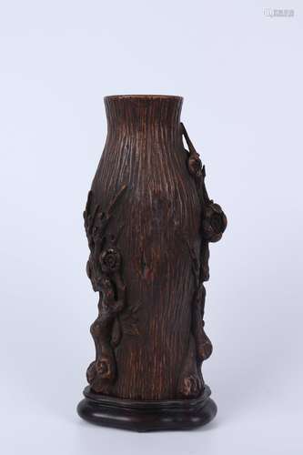 A CARVED EAGLEWOOD PLUM BLOSSOM VASE