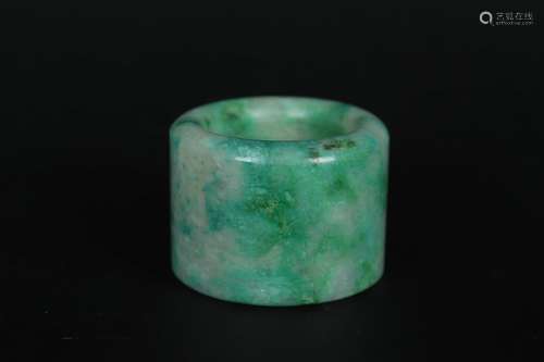 A MOTTLED JADEITE THUMB RING