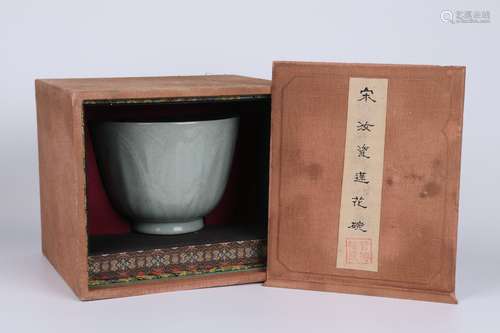 A RU TYPE LOTUS-PETAL TEA BOWL