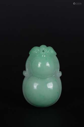 A CARVED JADEITE GOURD-SHAPED PENDANT