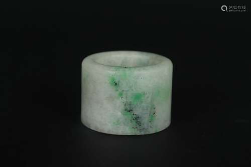 A MOTTLED JADEITE THUMB RING