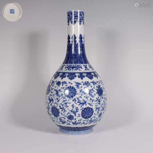 A BLUE AND WHITE FLOWER VASE