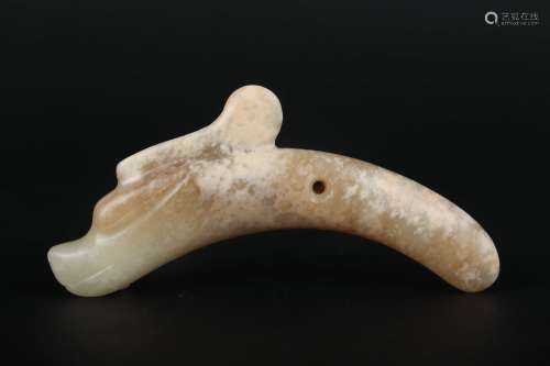 A CARVED WHITE AND RUSSET JADE DRAGON ORNAMENT