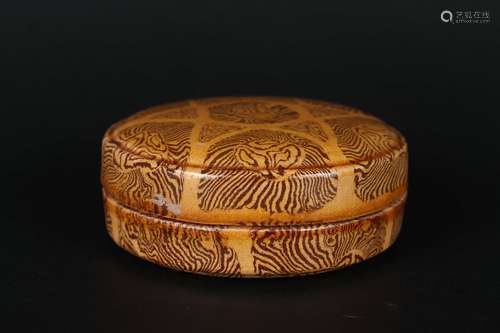 A WOOD-GRAINED PORCELAIN BOX AND COVER