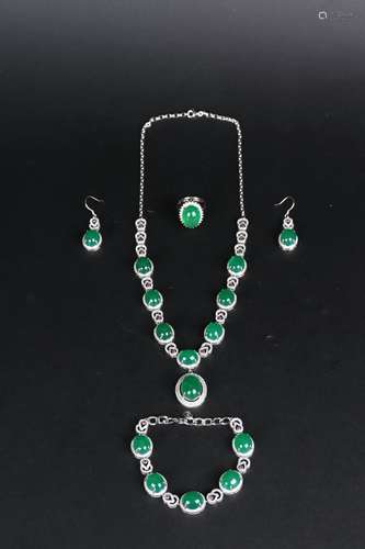 A SET OF JADEITE ACCESSORIES, NECKLACE, EARRINGS AND BRACELE...