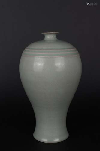 A RU TYPE MEIPING VASE