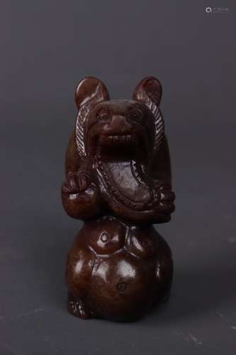 A CARVED BROWNISH JADE FIGURE OF BEAR