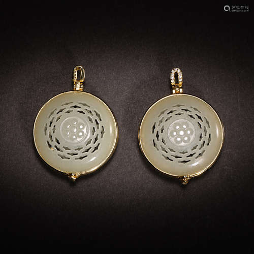 A PAIR OF CHINESE HETIAN JADE SACHETS, QING DYNASTY