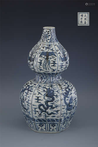 Blue and white dragon and phoenix gourd bottle