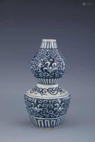 Blue and white flower pattern gourd bottle