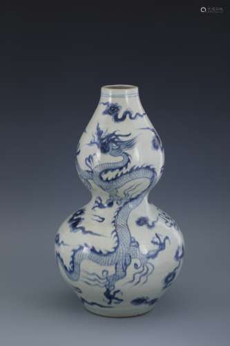 Blue and white Yunlong gourd bottle