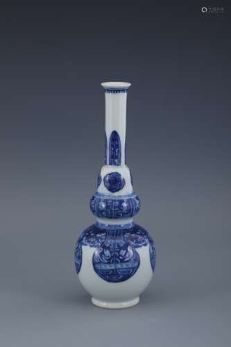 Blue and white animal pattern gourd bottle