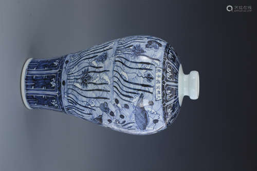 Blue and white sea bath with fish pattern plum bottle