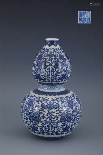 Blue and white tangled lotus three-fruit gourd bottle