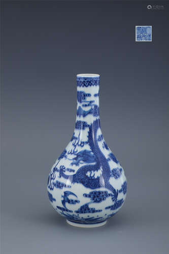 Blue and white dragon pattern gall bottle