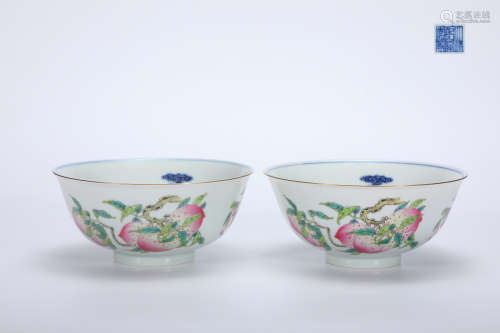 A pair of blue and white figure bowls with three fruits in p...