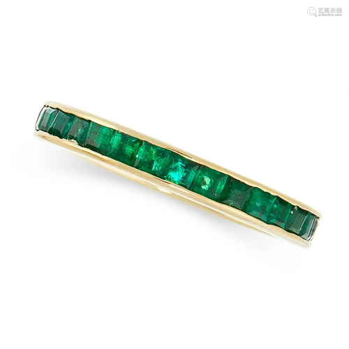 AN EMERALD ETERNITY RING in yellow gold, the band set