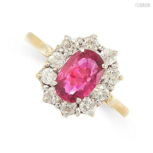 A RUBY AND DIAMOND RING in yellow gold, set with an