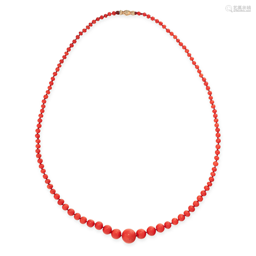 AN ANTIQUE CORAL BEAD NECKLACE in yellow gold,