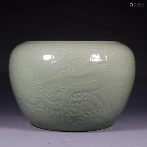 CHINESE CELADON GLAZED CAVERD JAR