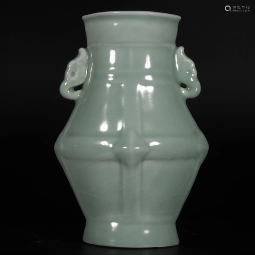 CHINESE CELADON GLAZED VASE,XUANDE MARK