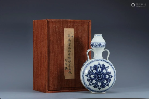 CHINESE BLUE AND WHITE VASE,XUANDE MARK