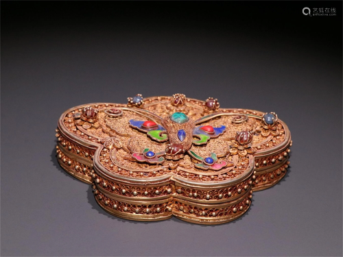 A Gilt Silver Lidded Box with Butterfly Pattern