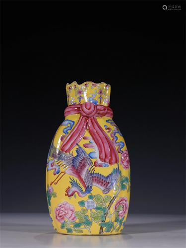 A Enamel Glazed Flower Patterned Vase