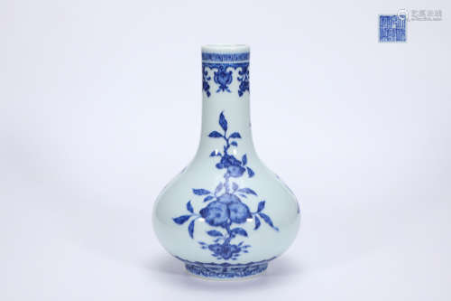 Blue and white three-fruit pattern gall bottle