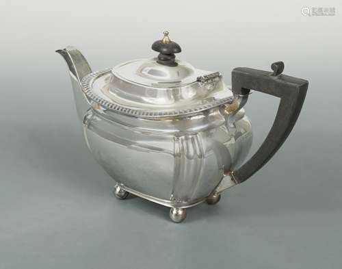 A George V silver teapot,