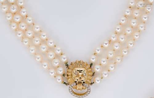 A cultured pearl choker with decorative clasp,