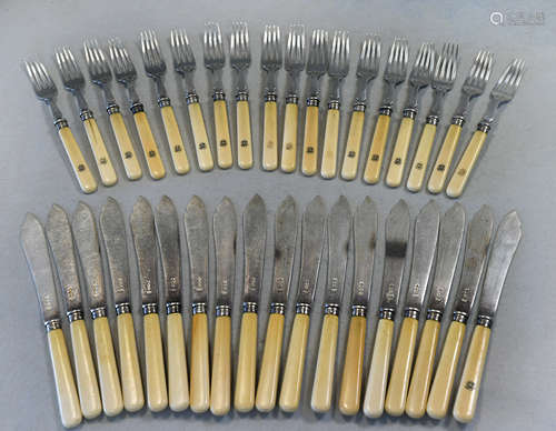 Eighteen pairs of George V silver fish eaters,