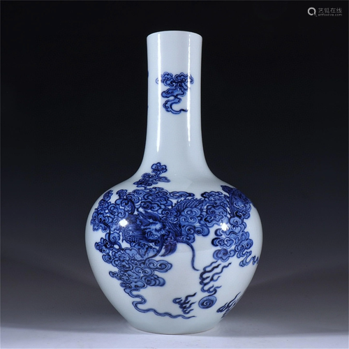 A Blue and White Dragon Patterned Globular Vase