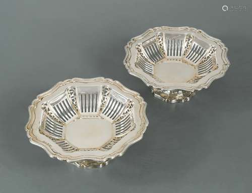 Chester - A pair of George V silver sweetmeat standing dishe...