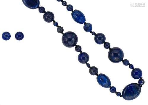 A lapis lazuli bead necklace and ear studs en suite,