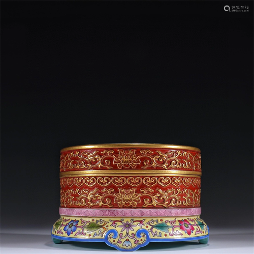 A Chinese Famille-Rose Porcelain Box with Cover