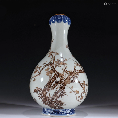 A Chinese Blue and White Porcelain Vase