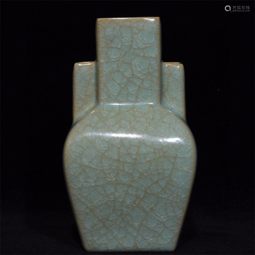 A Chinese Ru-Ware Glazed Porcelain Vase