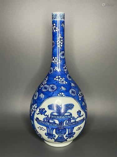 A Chinese Blue and White Porcelain Vase