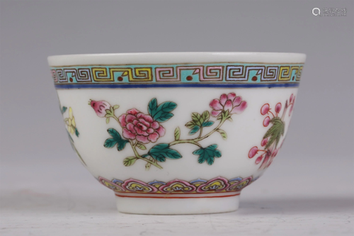 A CHINESE FAMILLE ROSE FLORAL PORCELAIN CUP